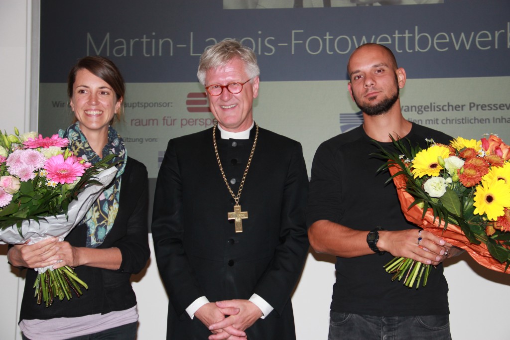Die Preisträger Alessandra Schellnegger und Andy Spyra mit Landesbischof Heinrich Bedford-Strohm