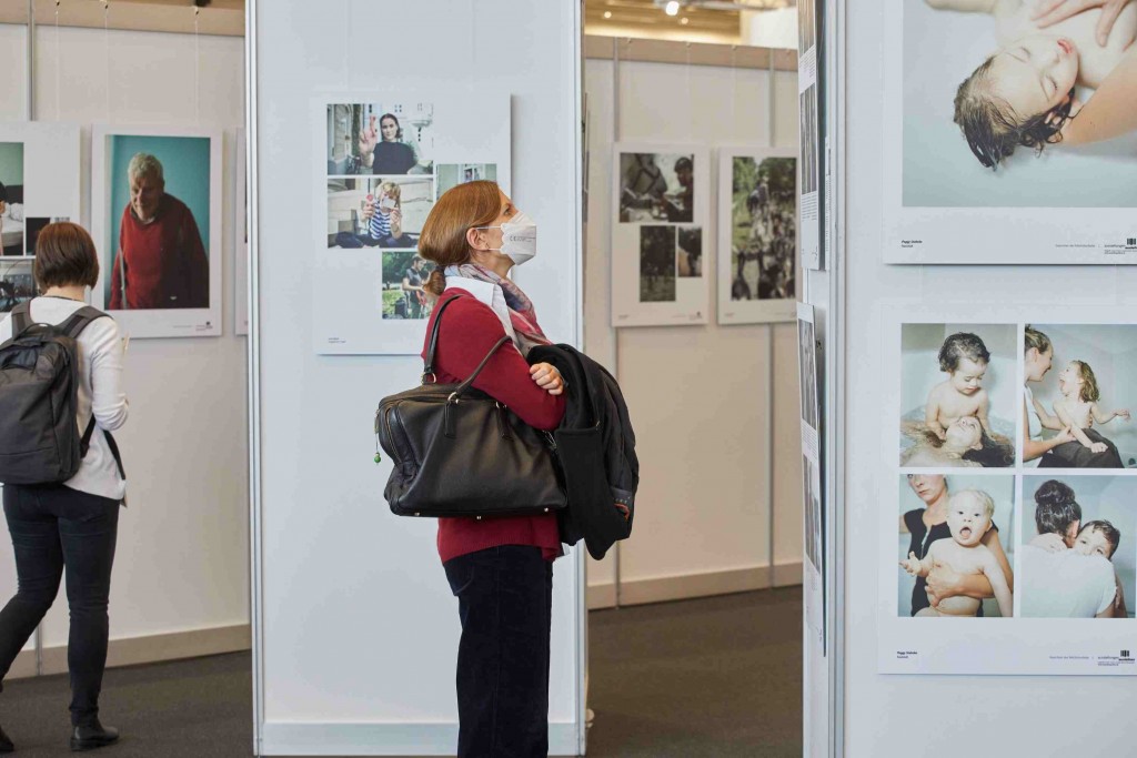 Die Ausstellung "Gesichter der Nächstenliebe" war erstmals bei der Messe ConSozial 2021 in Nürnberg zu sehen. ©Frank Boxler