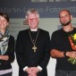 Die Preisträger Alessandra Schellnegger und Andy Spyra mit Landesbischof Heinrich Bedford-Strohm