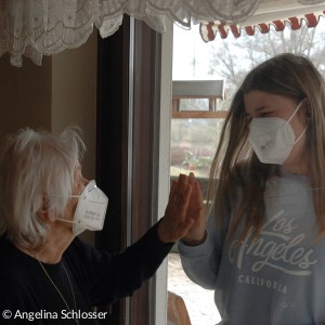 Während des Lockdowns waren die Besuche bei ihrer Oma für Angelina Schlosser immer mit der Angst verbunden, sie mit dem Coronavirus anzustecken. Doch ihre Liebe war auch durch die Fensterscheibe spürbar. Copyright: Angelina Schlosser
