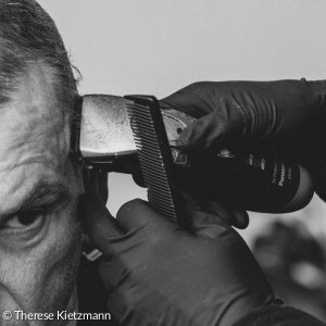 Die Barber Angels Brotherhood sind Friseur*innen, die in ganz Deutschland Obdachlosen auf der Straße kostenlos die Haare schneiden. Copyright: Therese Kietzmann